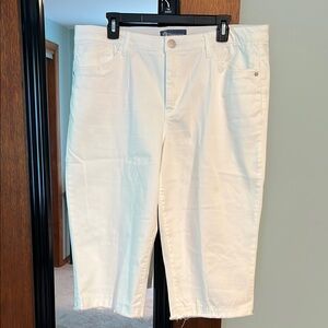 DEMOCRACY White Denim Women’s Capri’s size 16. DEAL OF THE CENTURY!!